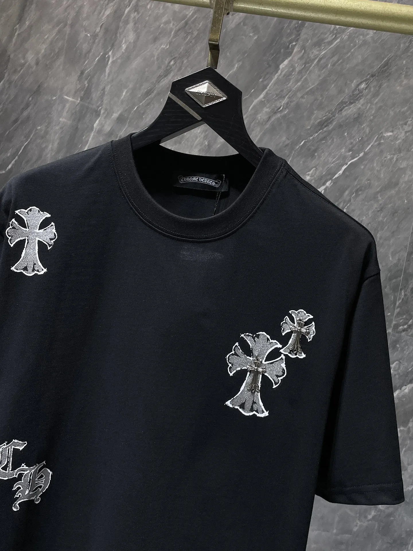 P146 New Chrome Hearts 25ss for summer. High-weight, environmentally friendly and high-quality top-grade fabric. 260g~270g. Chrome overlapping iron cross Sanskrit short sleeves. Counter synchronization. Re-engraved version 1:1. Recommended colors: white, black. Size: S, M, L, XL.